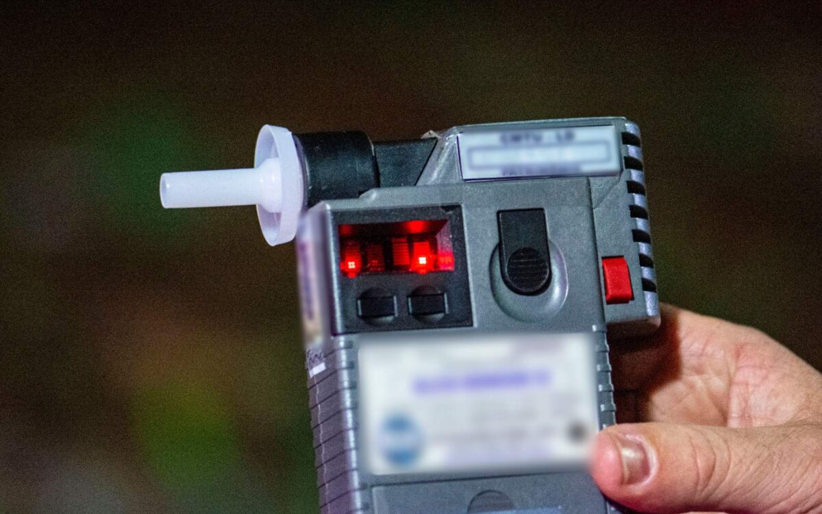 Equipo con boquilla y pantalla encendida, como el que se usa en el alcotest en el trabajo