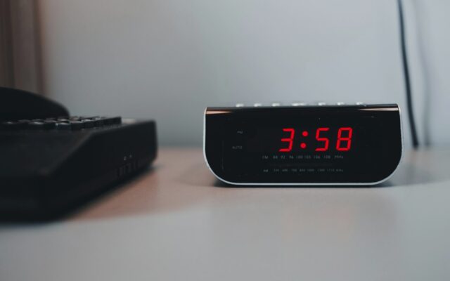 Reloj despertador que marca las 3:58 de la madrugada, falta de sueño asociada a la fatiga y somnolencia en el trabajo