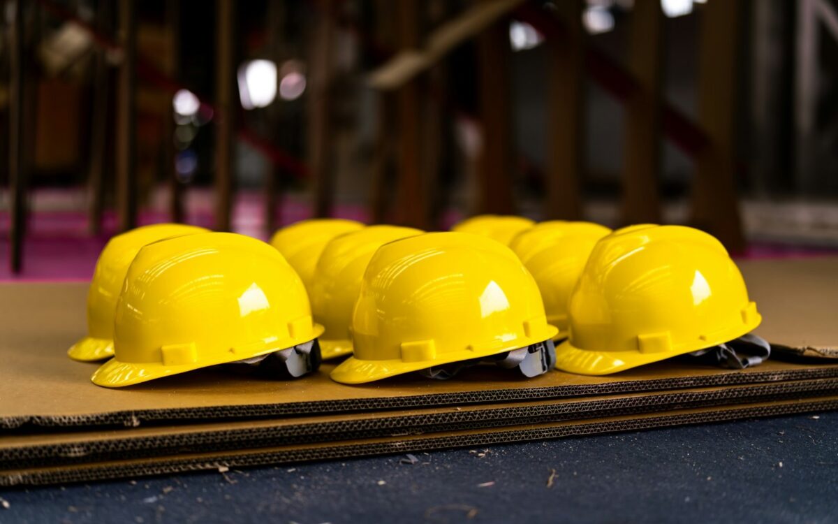 Cascos de seguridad amarillos alineados antes del inicio del turno, preparación para una fiscalización de Sernageomin