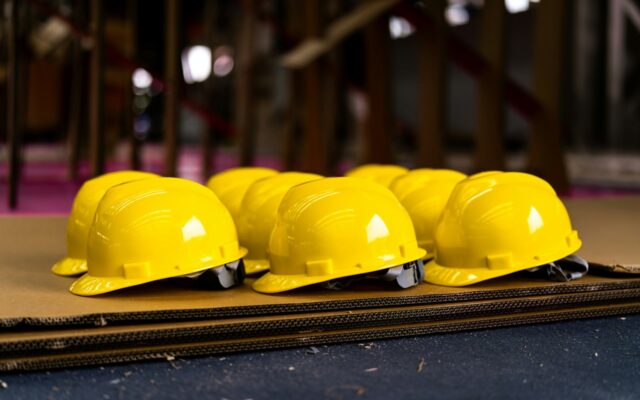Cascos de seguridad amarillos alineados antes del inicio del turno, preparación para una fiscalización de Sernageomin