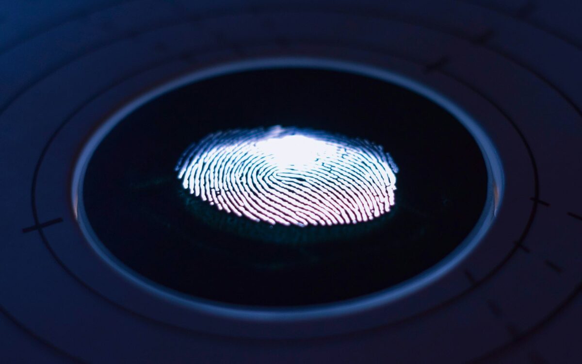 Huella digital iluminada sobre un lector biométrico, ejemplo de los datos biométricos que regula la Ley 21.719